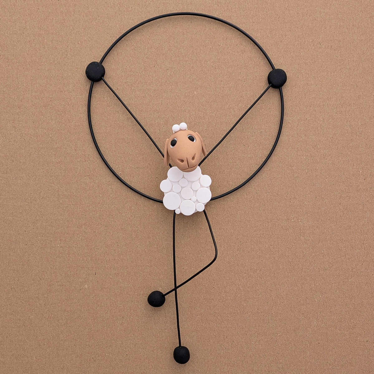 Bernadin l’acrobate – Mouton décoratif à suspendre