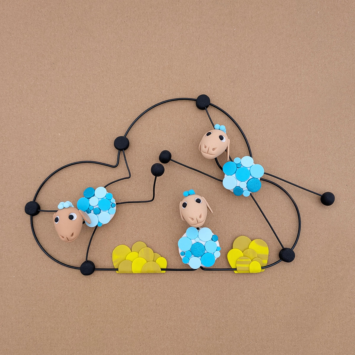 La partie de saute-mouton – Trio de moutons décoratifs