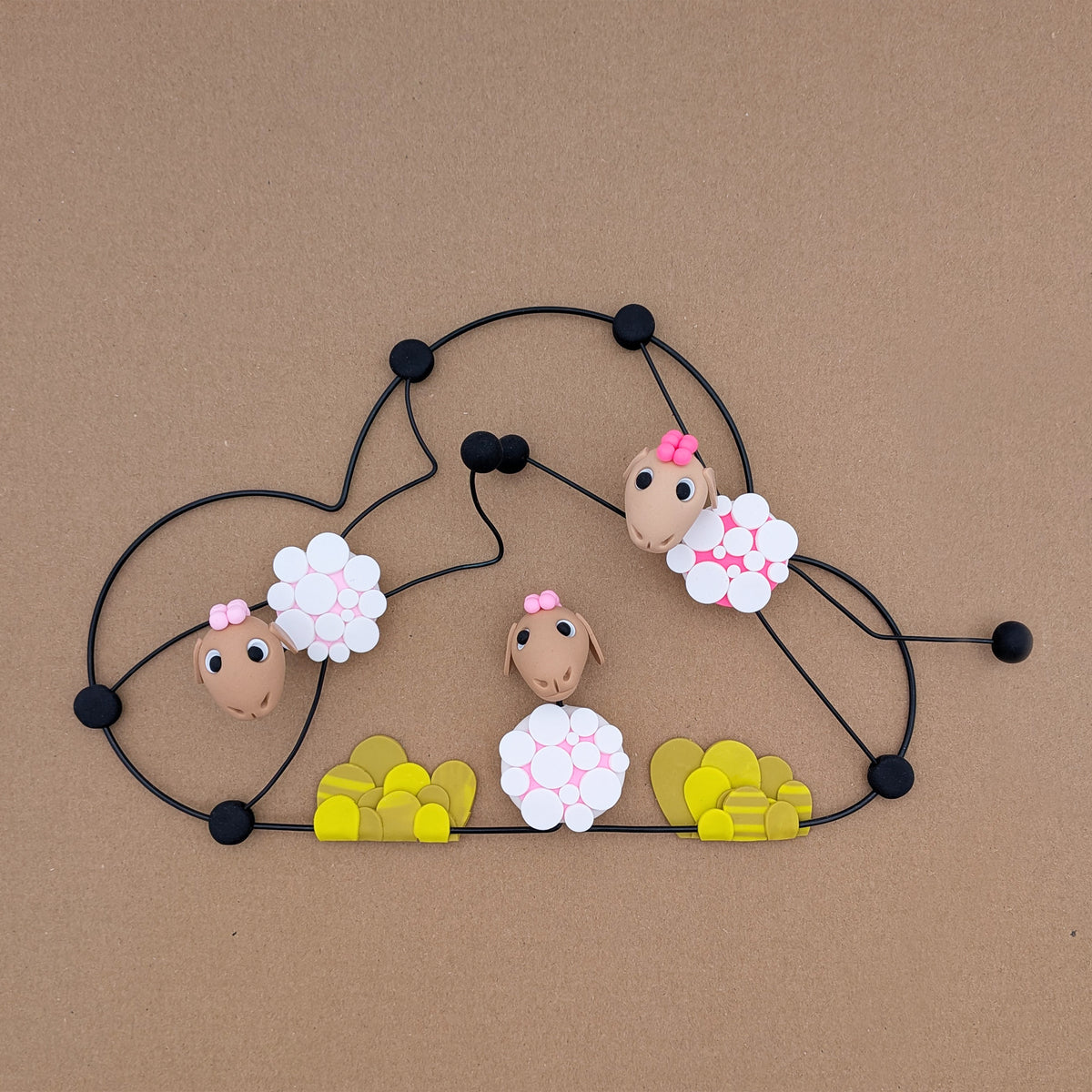 La partie de saute-mouton – Trio de moutons décoratifs